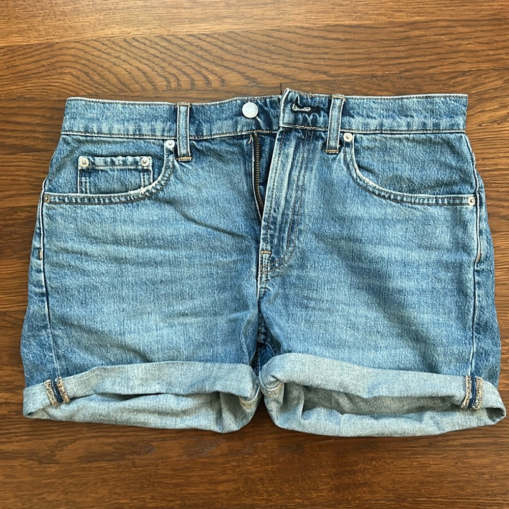 The Denim Short by Everlane, size 28 in like new condition.